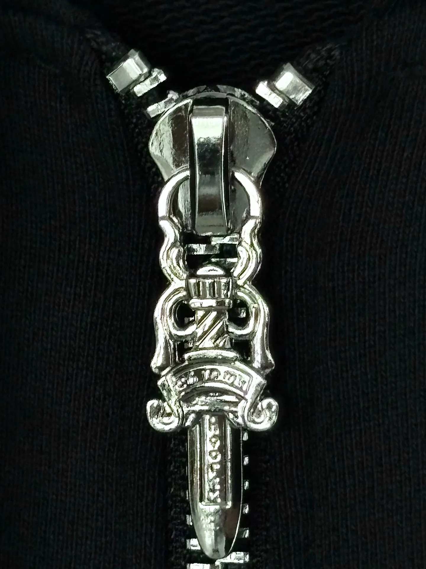 P390 [High Quality] Chrome Hearts Embroidered Horseshoe Rivets🪡+Watermark Letters‼ ️Hooded open-chest sweatshirt *Customized 420g terry cotton fabric, soft, skin-friendly and comfortable *Embroidery process: front horseshoe print + rivet embroidery *A very simple and elegant classic continuation. It is unparalleled in terms of upper body comfort, interpreting your luxury and taste, and creating your fashion style and charm. Three complete standards. Same style for men and women. 𝐂𝐎𝐋𝐎𝐔𝐑: black/light yellow 𝐒𝐈𝐙𝐄: S-XL